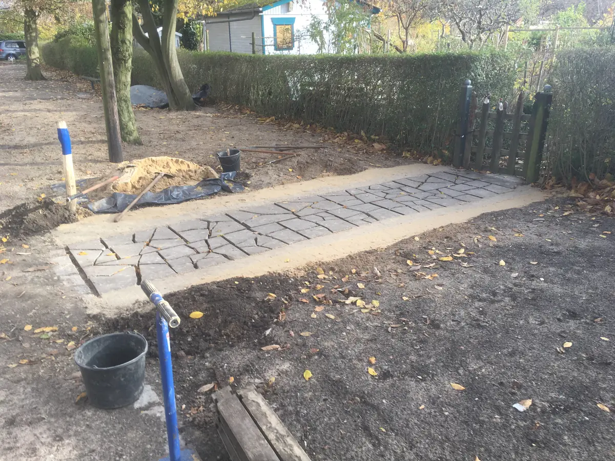 Aus Betonplatten wird ein Mosaikweg