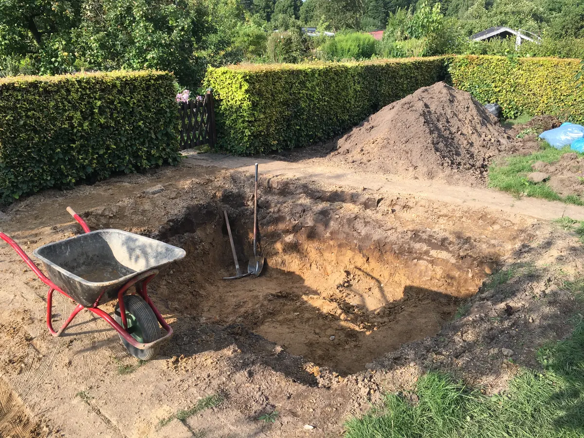 Bis zu 1,4 Meter tief: Aushub mit Schippe und Schubkarre
