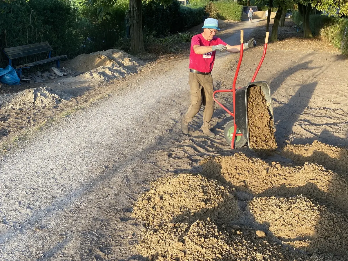 Der Sand wird sechs Zentimeter stark ausgebracht