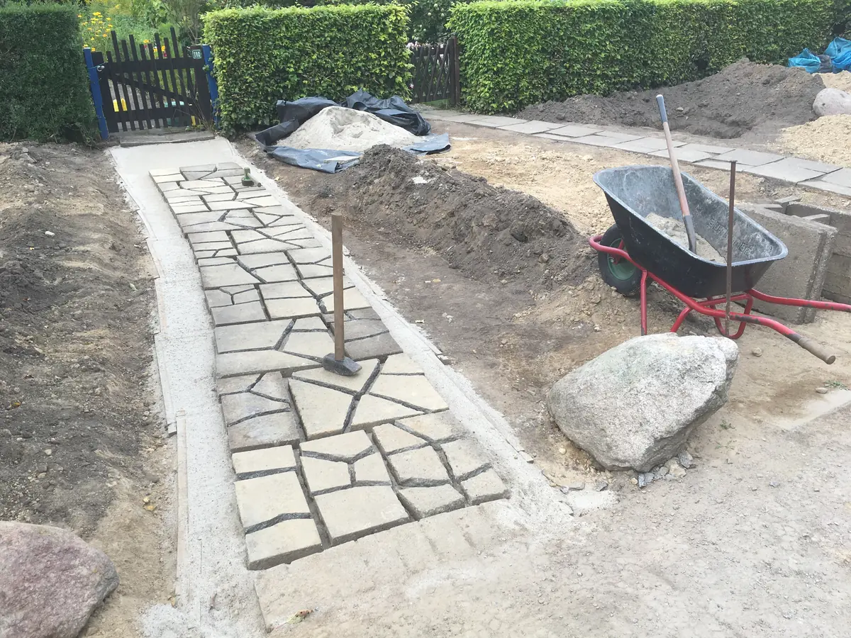 Lebendige Fugen: Mosaikweg mit trittfestem Wildthymian und Sedum begrünt