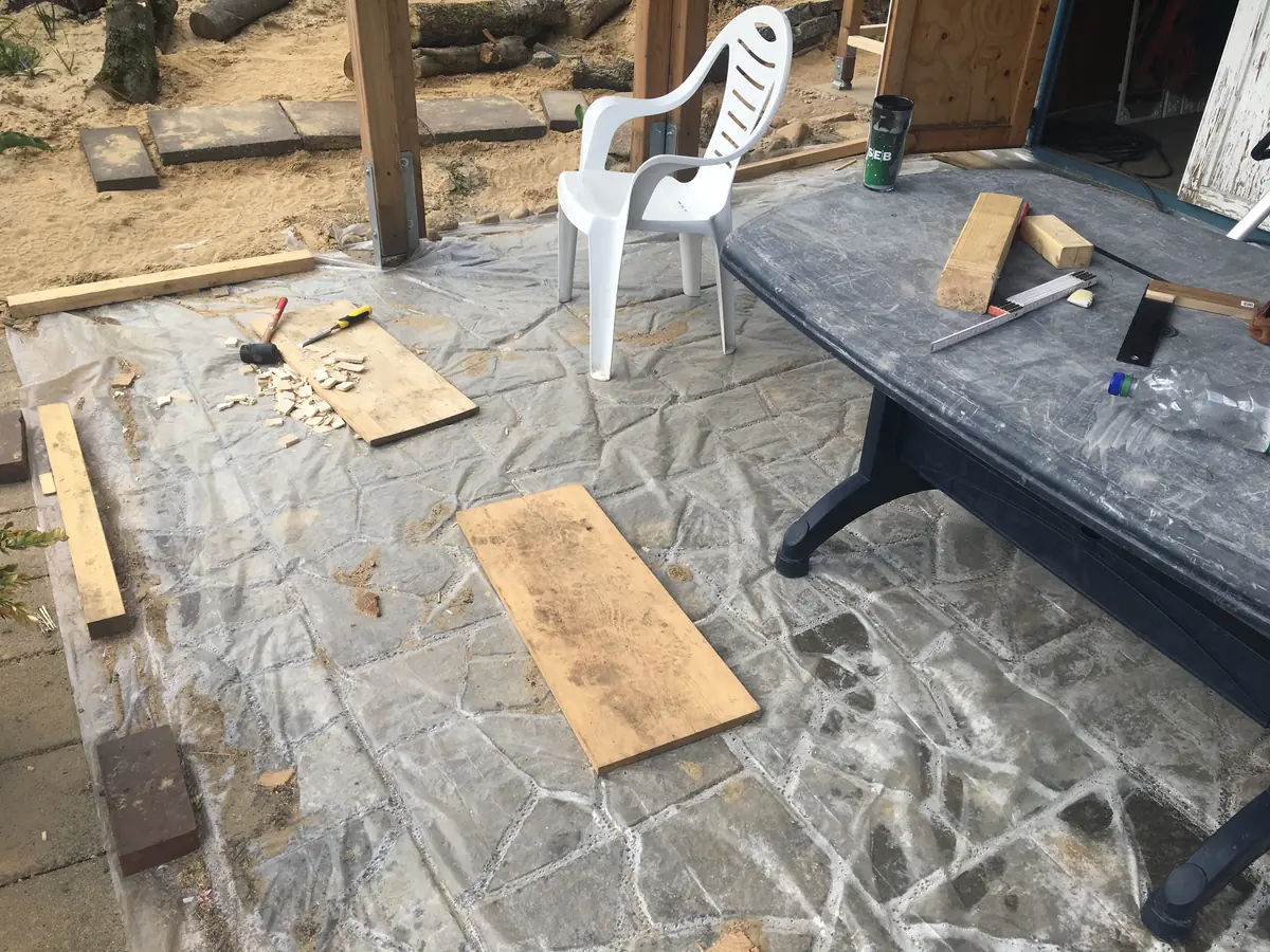Neu angelegt, eingesät und abgedeckt – die Terrasse wartet auf den Frühling