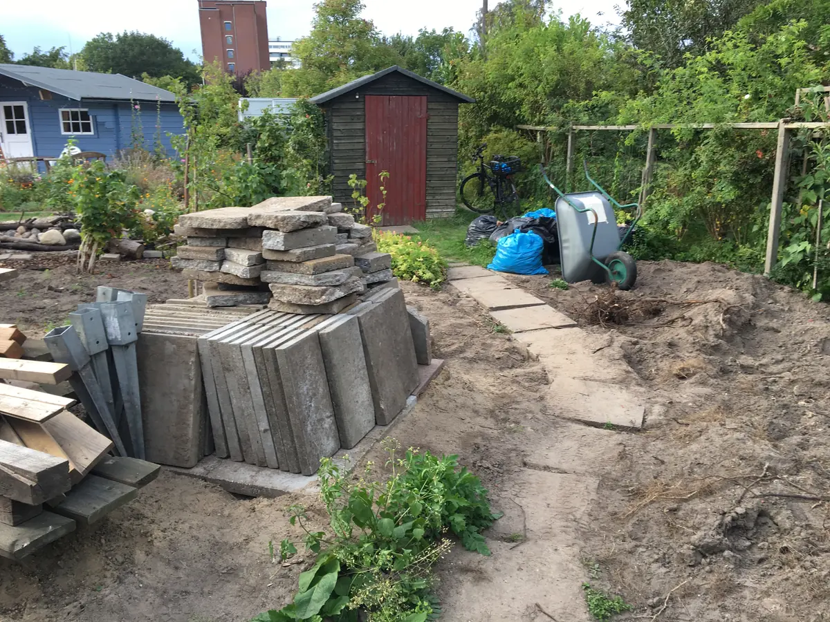 Platten aus dem Garten – Baumaterial für eine Trockenmauer
