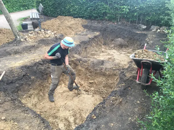 Durch das Umgraben wandert magerer Sand nach oben